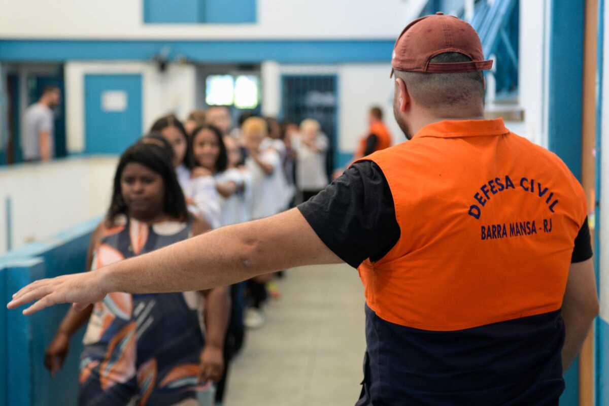 Defesa Civil de Barra Mansa faz simulado de evacuação alunos de